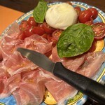 ピッツェリア・ダ・ガエターノ 薬院店 - トマトも甘くて美味しいんです♡