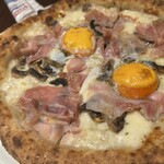 ピッツェリア・ダ・ガエターノ - マルゲリータもお勧めですが、こちらの生ハム、卵、キノコのピザが特にお勧め