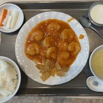 福満園 - エビチリソース定食1300円.、定食を頼むと+200円でドリンクバーが飲める。