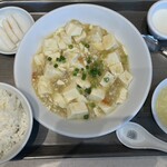 福満園 - 白麻婆豆腐定食（青山椒味）1300円税込、スープ・お新香・杏仁豆腐・3個餃子付き、以下内税表記