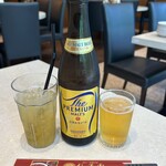 福満園 - プレモル中瓶550円税込はなかなか良心的な価格と言える。左はドリンクバーの緑茶、200円なのであっという間に元取れる。