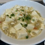 福満園 - 見た目は辛そうじゃないのに食べるとかなり辛い。赤い普通の麻婆豆腐よりこっちの方が辛いんじゃないかくらい辛かった。汗が噴き出した。