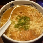 麺屋武蔵 - ら～麺810円。ルックスはしんぽー