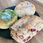 ヨシヅヤ - 料理写真:・クランベリーチーズパン＆濃い抹茶クリームパン＆フルーツリュスティック