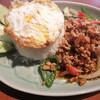 オールドタイランド - ガイ・パット・バイガパオ・ラート・カオ（鶏挽肉のバジル炒め）1400円