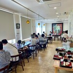 苗穂通り しあわせ食堂 - 店内の様子。ボクらは一番奥の「7番テーブル」を案内されました。