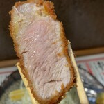 富士㐂 - 極厚のポークはなんとも肉肉しい。でも、すんなりかみ切れるほど柔らかくジューシーです。噛むたびにジュワッと広がる脂の旨みと甘みがたまらないですね。