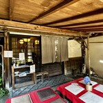 開運そば - お店の外には待合所が用意されてます❗️