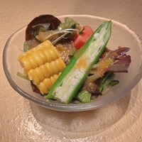 銀座かしわ - サラダは美味しい