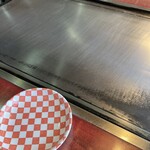 鉄板焼き レストラン 天空の館 - 鉄板付きのテーブル席だから熱々で頂けます