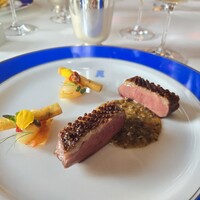 トゥールダルジャン 東京 - 幼鴨のロースト 夏野菜の燻香ソース