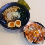 麺屋新月 - 煮たまご醤油+レアチャユッケ丼