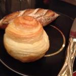 Restaurant Joël Robuchon - 定番ロブションのプチバゲットともう1種類ミルクのパン