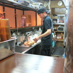 Ramen Sugimoto - １杯づつ、丁寧に叉焼を切っております　(2014/09)