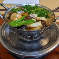 いせ源 - あんこう鍋 ... あんこう、あん肝、椎茸、銀杏、いんげん、ウド、三つ葉などが入っていたかしら
