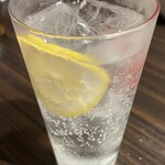 朝鮮飯店 - チューハイのソーダ割り、レモンがかすかに効いてて美味しいです！