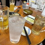 国民酒場 じぃえんとるまん - レモンサワーにハイボール。ラッキョの存在も嬉しい