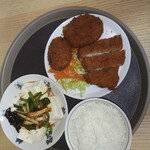 片山肉店 - ロースカツハーフ、メンチ、コロッケ定食風