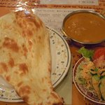 KUMARI - ランチの「チキンカレー(ナン付き)」とAセットのサラダ