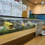 Juraku - カウンターバックはメニューがいっぱいの居酒屋のような感じ。