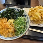 丸亀製麺 - かけうどん並、野菜かき揚げ