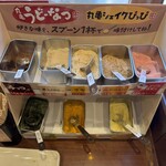 丸亀製麺 - うどーなつと丸亀シェイクぴっぴのスパイスが並んでます。
