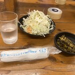 佐賀ラーメン 喰道楽 - サービスのサラダと高菜の漬物
