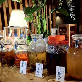 自家製のハーブやスパイス酒
