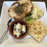 キッチンけん - お通し　ガーリックトースト&カレー味のポテトサラダ　クラッカーアンドクリームチーズ