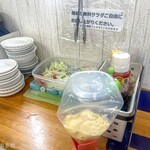 麺紡 - 無料の野菜サラダコーナー