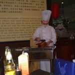 全聚德烤鸭店 方庄店 - 調理人が席まで来て切り分けてくれます