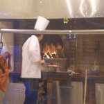 全聚德烤鸭店 - ガラス張りで調理の様子を観ることもい出来ます。