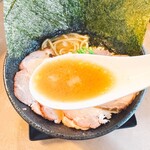 RAMEN ぶろす - ぶろす特製豚骨醤油(スープ)