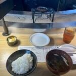 炭火ハンバーグ たてはん - むこうがわに炭火網。はんばーぐがのっかるわん。