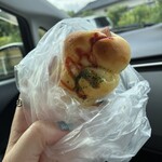 ベーカリー アクア - ひと口サイズの惣菜パン。　ウインナーの食感は冷めててもパリパリで神♪♪♪