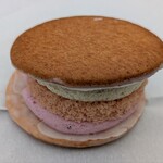 ファミリーマート - 料理写真:サブレ サンド バニラ&イチゴ