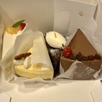 パティスリー ココロ - 左から白桃のショート、タルトフロマージュ、ガトーショコラクラシック、ショコラショート