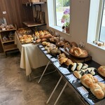 ベーカリー アクア - 手狭な店舗。