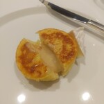 La Vallee d'Or - じゃがいものパンケーキを割るとウォッシュチーズが