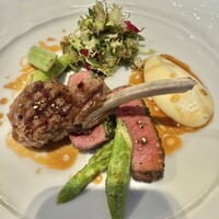 ラ ターブル ドゥ ジョエル・ロブション - ハーブを纏わせた仔羊背肉と鞍下肉のグリエにグリーンアスパラガスを添えて