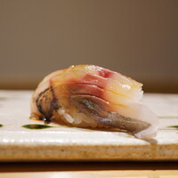 鮨 功 - ◇極アジ
                    滑らかにシャリと馴染み、忍ばせた浅葱の香りで旨さを先導！ フレッシュに旨みを炸裂させる！