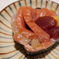 鮨 功 - 特にアナウンスはないが、鮪をメインにした豪華すぎる太巻きの端っこ。