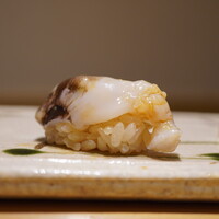 鮨 功 - ◇トリガイ（蒲郡）
                    摘みよりも握りで魅せる抜群の存在感。
                    食感、ミネラル、香り、どれも素晴らしい地物ネタ。