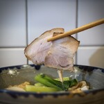 だしと麺 遊泳 - チャーシュー2枚同時持ち！