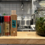 だしと麺 遊泳 - 味変グッズと青唐ニラ（100円）