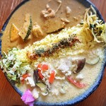 Satya - 豚肉と旬野菜のグリーンカレー&鶏肉とカボチャのカレー