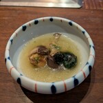 くずし鉄板 あばぐら - 栄螺羅臼昆布の出汁③少し食べてから皿に引っ越し