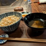 くずし鉄板 あばぐら - ガーリックライス（大）＋桜海老の味噌汁