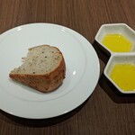 306548018 - 胡麻パン　２種のオリーブオイル