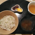 日本料理 おやま - 盛るとこんな感じです。汁物は味噌汁ではないのであっさりしています。漬け物はニンジン(紫)とカボチャです。珍しいですが、しっかりと個性と塩味のバランスが良かったです。